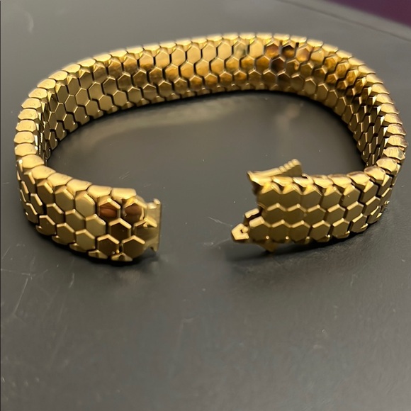 Gold Jewelry Accessory with Elegant Design - Picture 5 of 5